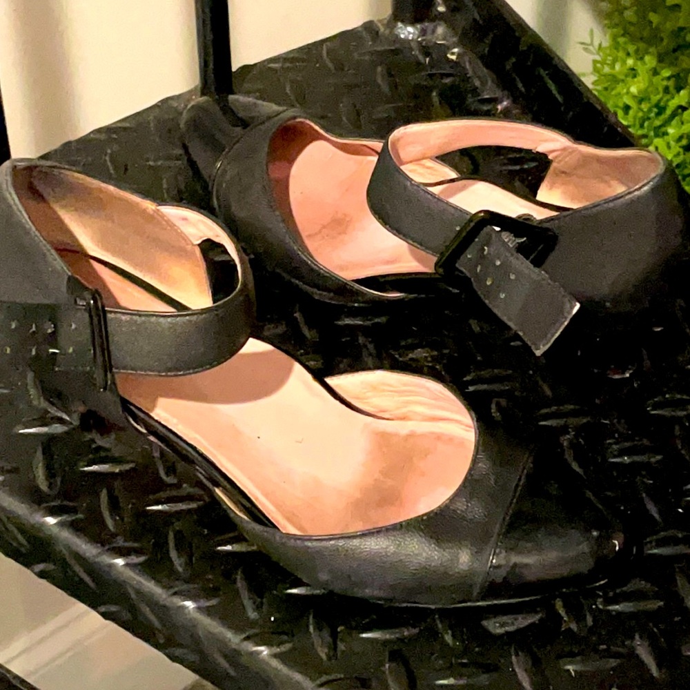 Designer pumps in black w parent toe
